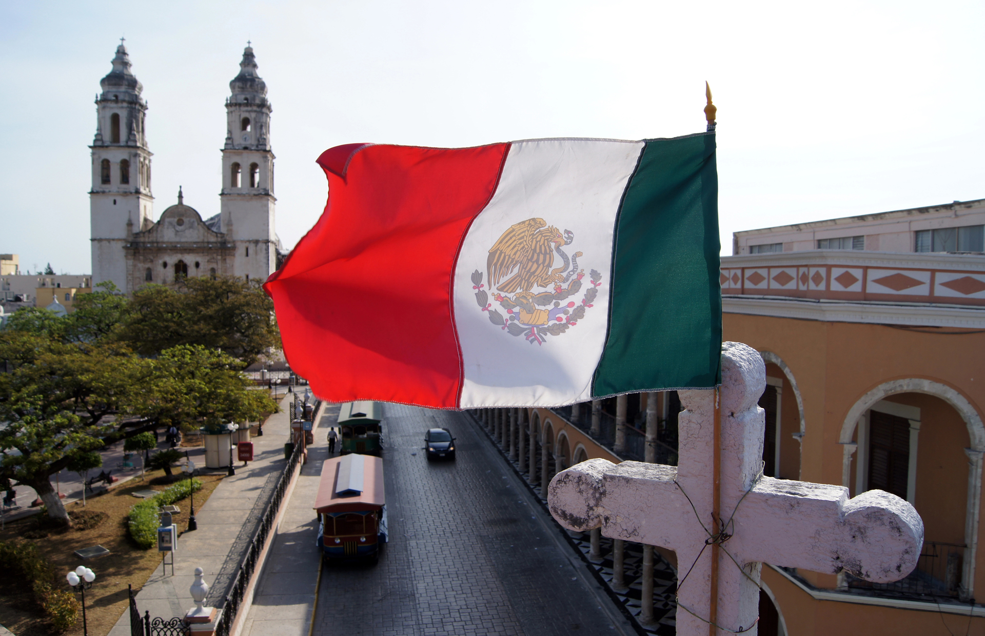 Tax guide for US expats in Mexico – Mexican flag in historic city