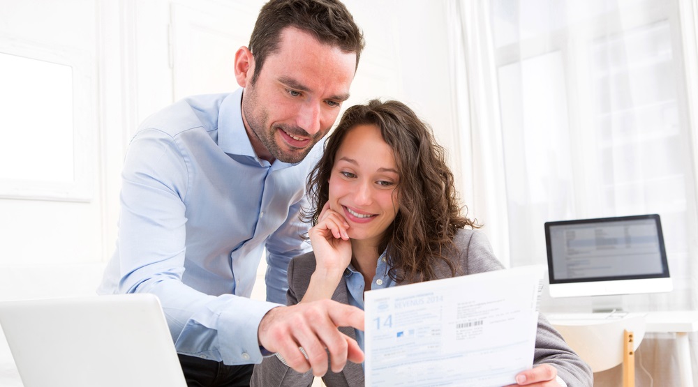 Guide for US expats on avoiding double taxation with couple doing paperwork